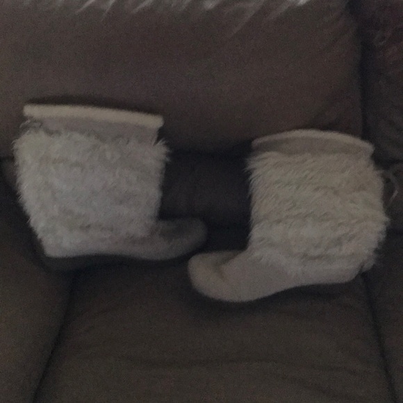 Ladies Fluffy cream boots - Picture 3 of 7